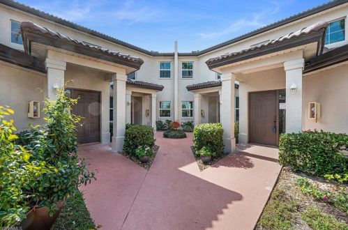 700 Diamond Cir, Naples, FL 34110-1377