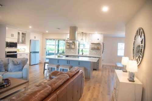 5975 Green Blvd, Naples, FL 34116-4827