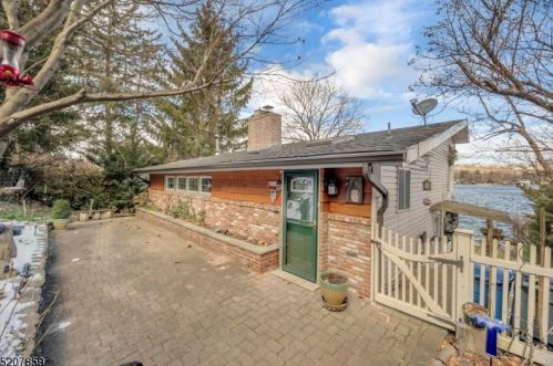 16 Maple Pkwy, Sparta NJ  07871-2011 exterior