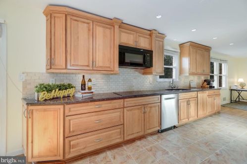 6820 Spur Rd, Springfield VA 22152-2638 exterior