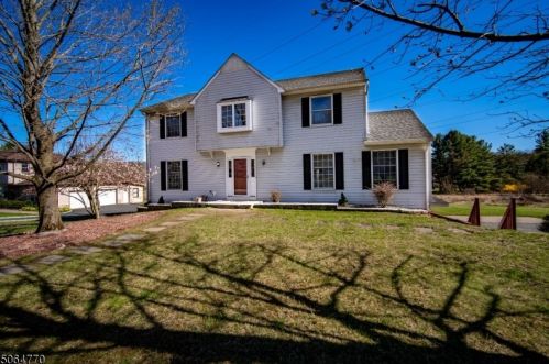 6 Farm Rd, Dover, NJ 07869-3307
