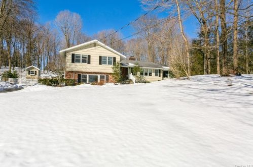 16 Suzanne Ln, Pleasantville, NY 10570-1512