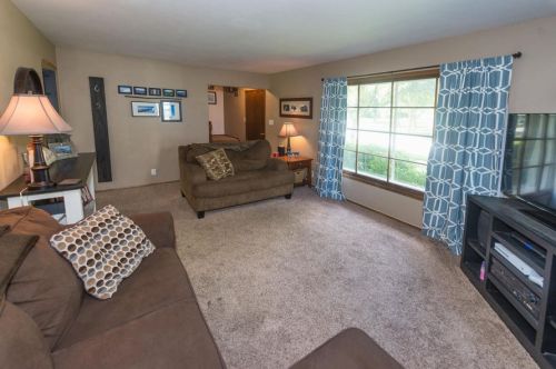 1936 Ruben Dr, Waukesha, WI 53186-2727