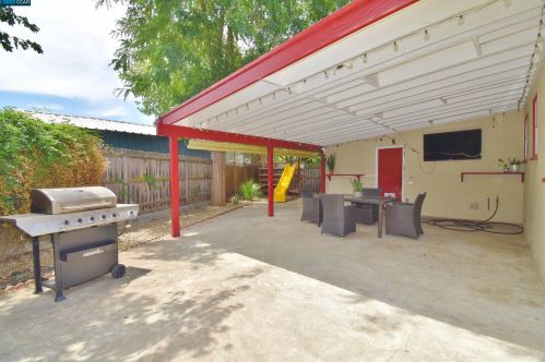 4066 Kensington Dr, Concord CA  94521-3333 exterior