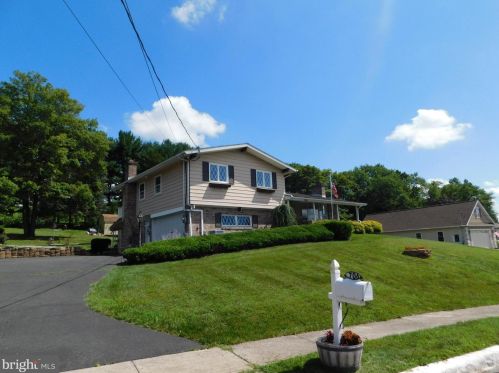 706 Roberts Dr, Pottstown, PA 19464-3612