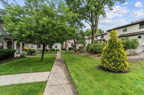 146 Somerset Dr, Airmont, NY 10901-6904