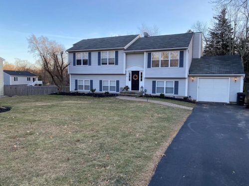 4 Hunters Crossing Dr, Coventry, RI 02816-8273