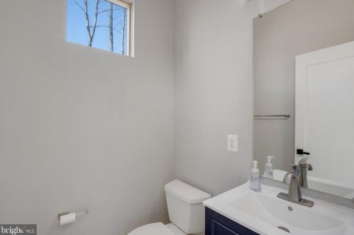 39744 Mount Gilead Rd, Leesburg VA 20175-6712 exterior