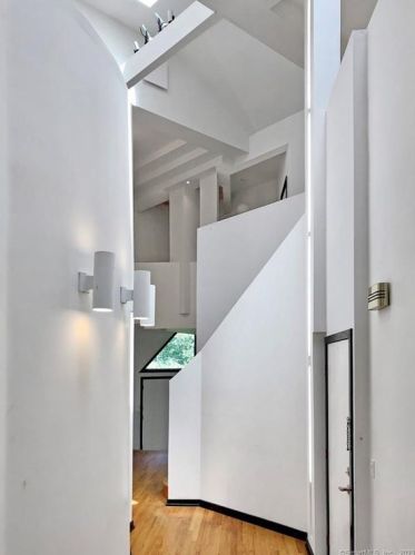 15 Sky Line Dr, Bridgeport CT  06612-1057 exterior