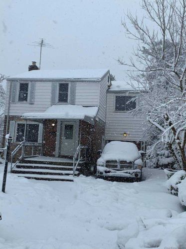 147 Miriam Pkwy, Floral Park, NY 11003-4430