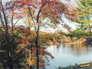 20 Clubhouse Dr, Woodbury CT  06798-3205 exterior