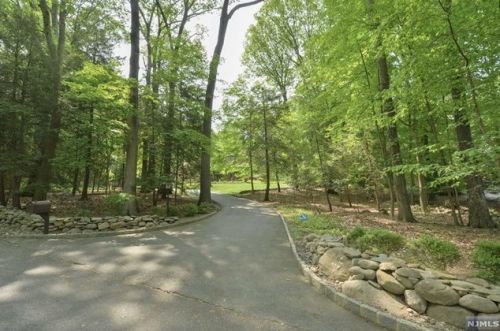 28 Westerly Rd, Upper Saddle River, NJ 07458-3004