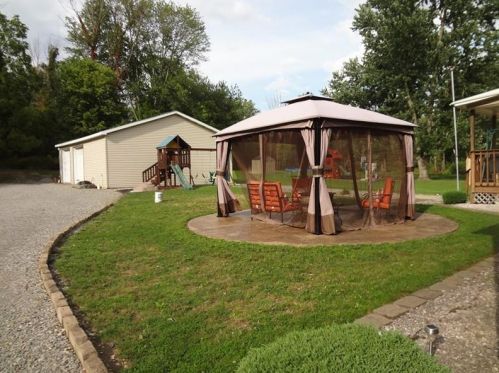 451 Falls St, New Castle, PA 16105-3634