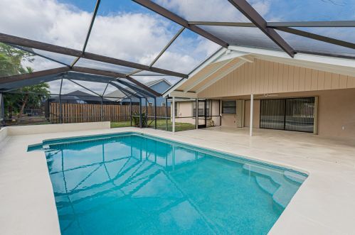 934 Atlantus Ave, Fort Pierce, FL 34983-3906