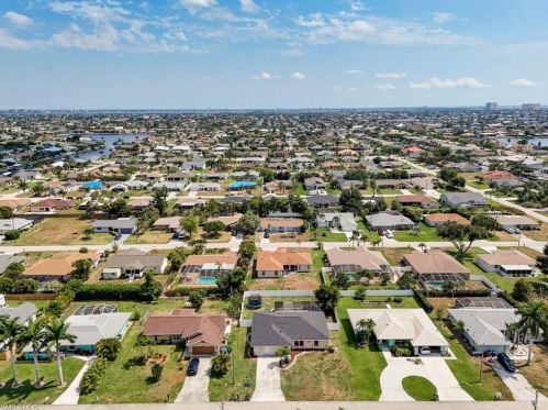 230 43rd Ter, Cape Coral FL  33904-8425 exterior