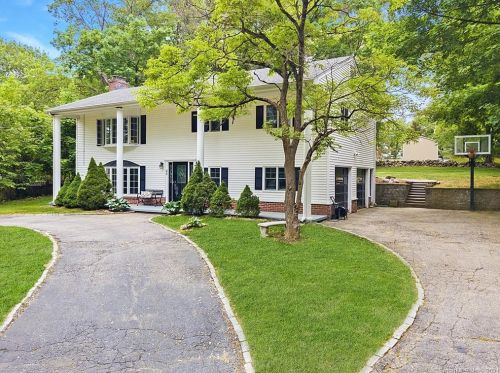 45 Beardsley Pkwy, Bridgeport, CT 06611-5201