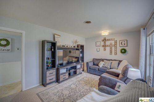 112 Moss St, Seguin, TX 78155-5116