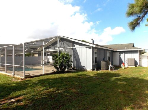 562 Eyerly Ave, Fort Pierce FL  34983-2944 exterior