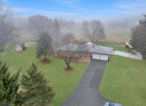 32 Berk Ln, Glen Gardner, NJ 08826-3238