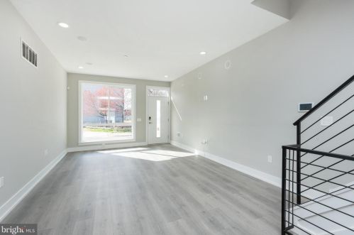 2402 3rd St, Philadelphia, PA 19133-3007