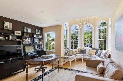 16 Andrew Ct, Florida, NY 10921-1719