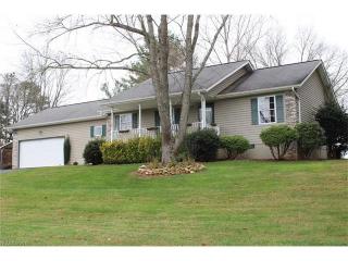 27 Hillside Dr, Etowah, NC 28729-9502