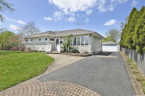 475 Cedar Ln, Hempstead, NY 11554-3709