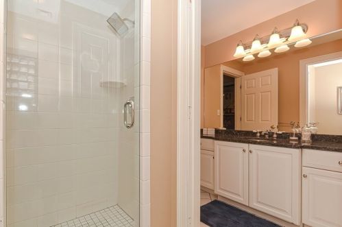 7 Stuart St, Medfield MA 02052-3135 exterior