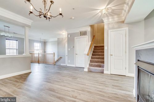 8053 Gatehouse Rd, Falls Church, VA 22042-1201