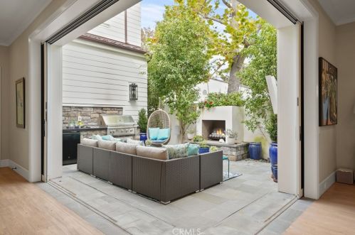 2691 Crestview Dr, Newport Beach CA  92663-5626 exterior