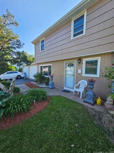 13 Brewer Dr, Bloomfield, CT 06002-2009