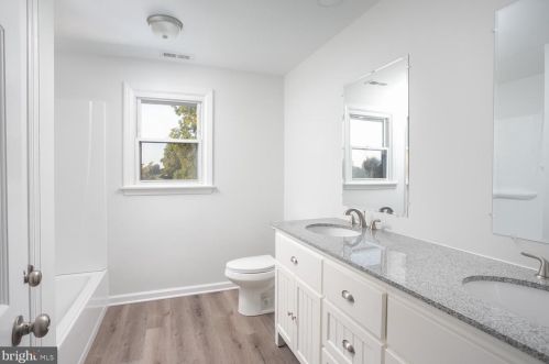 4 Locust Ave, Columbus NJ  08022-9504 exterior