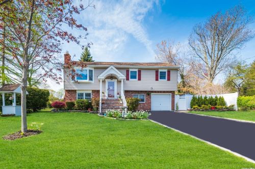 21 Lincoln Dr, San Remo, NY 11754-3210