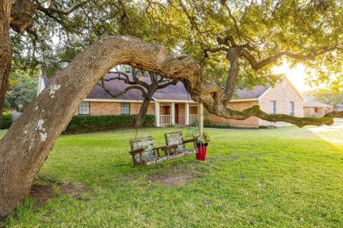 706 Pine Siskin Dr, Creedmoor, TX 78610-2612