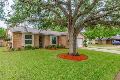31 Sarita Rd, Angleton, TX 77515-2714