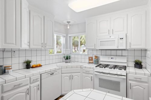 584 Bryan Ave, Sunnyvale CA  94086-6422 exterior