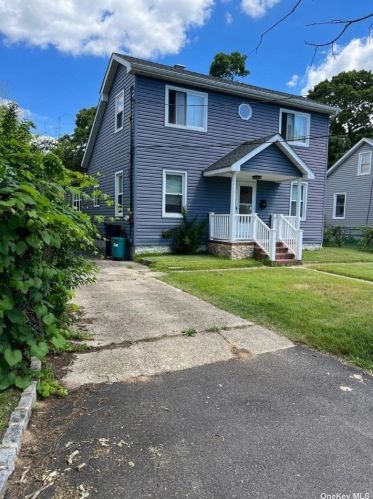 21 Andrew Ave, Islip Terrace, NY 11752-2303