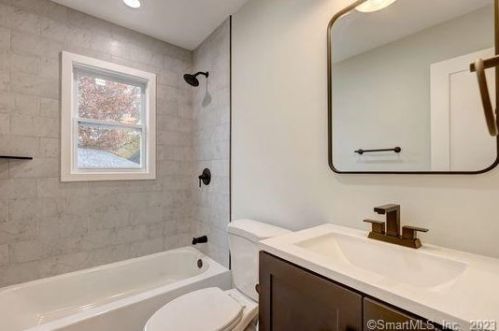 242 Meadowside Rd, Milford CT  06460-4528 exterior