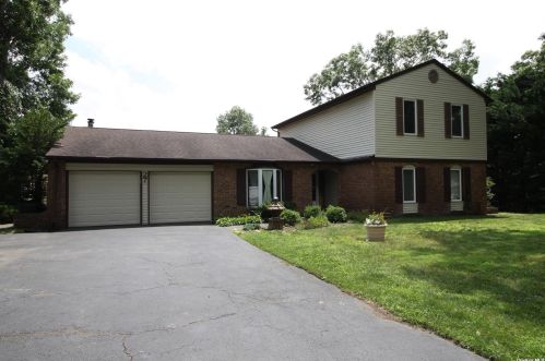 27 Granada Cir, Mount Sinai, NY 11766-2807