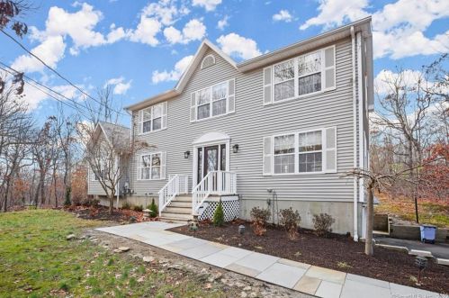 671 Booth Hill Rd, Bridgeport, CT 06611-4007