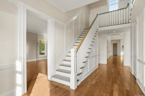 45 Cherry Lawn Blvd, New Rochelle, NY 10804-1944