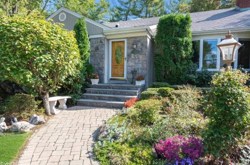 52 Tulip Ln, New Rochelle, NY 10804-1933