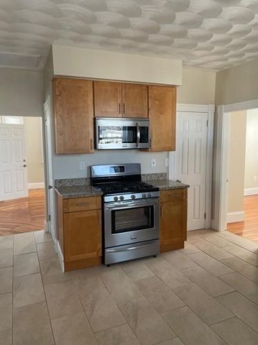 18 Messenger St, Providence, RI 02903-1543