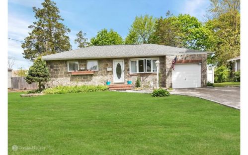 157 Matthews Rd, Oakdale, NY 11769-1811