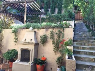 2810 Oak Point Dr, Los Angeles, CA 90068-2034
