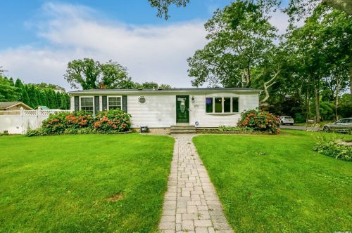 970 Coates Ave, Holbrook, NY 11741-6028