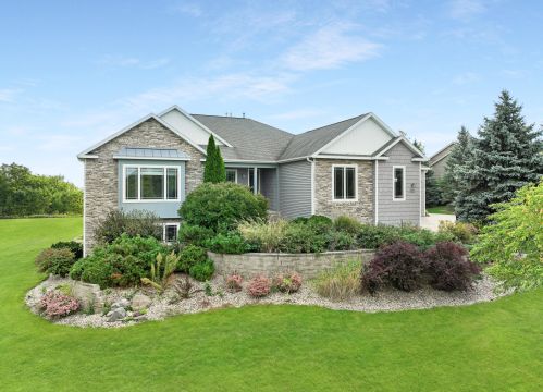 600 Pinnacle Dr, Lake Mills, WI 53551-2010
