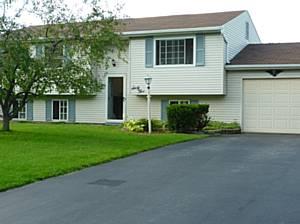 65 Staglen Dr, Henrietta, NY 14467-9011