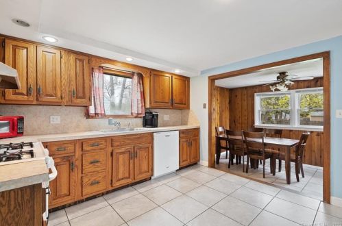 121 Pool Rd, North Haven, CT 06473-1816