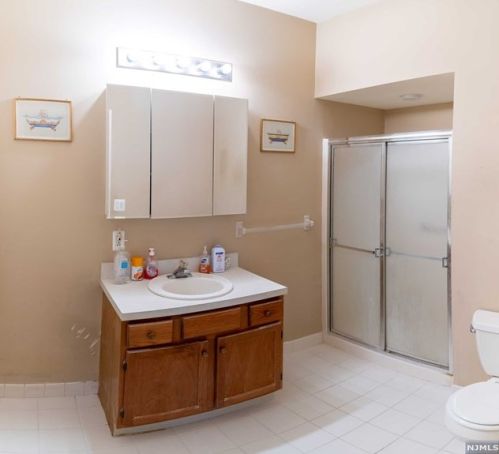 5405 Richmond Rd, West Milford Lakes NJ  07480-1939 exterior